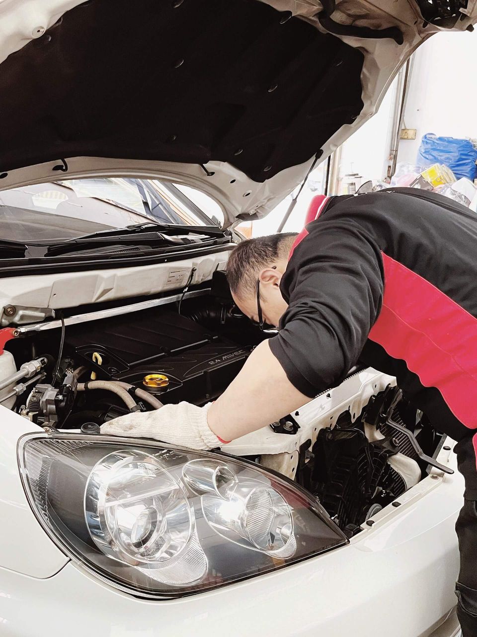 阿鍇店長正在檢修車輛
